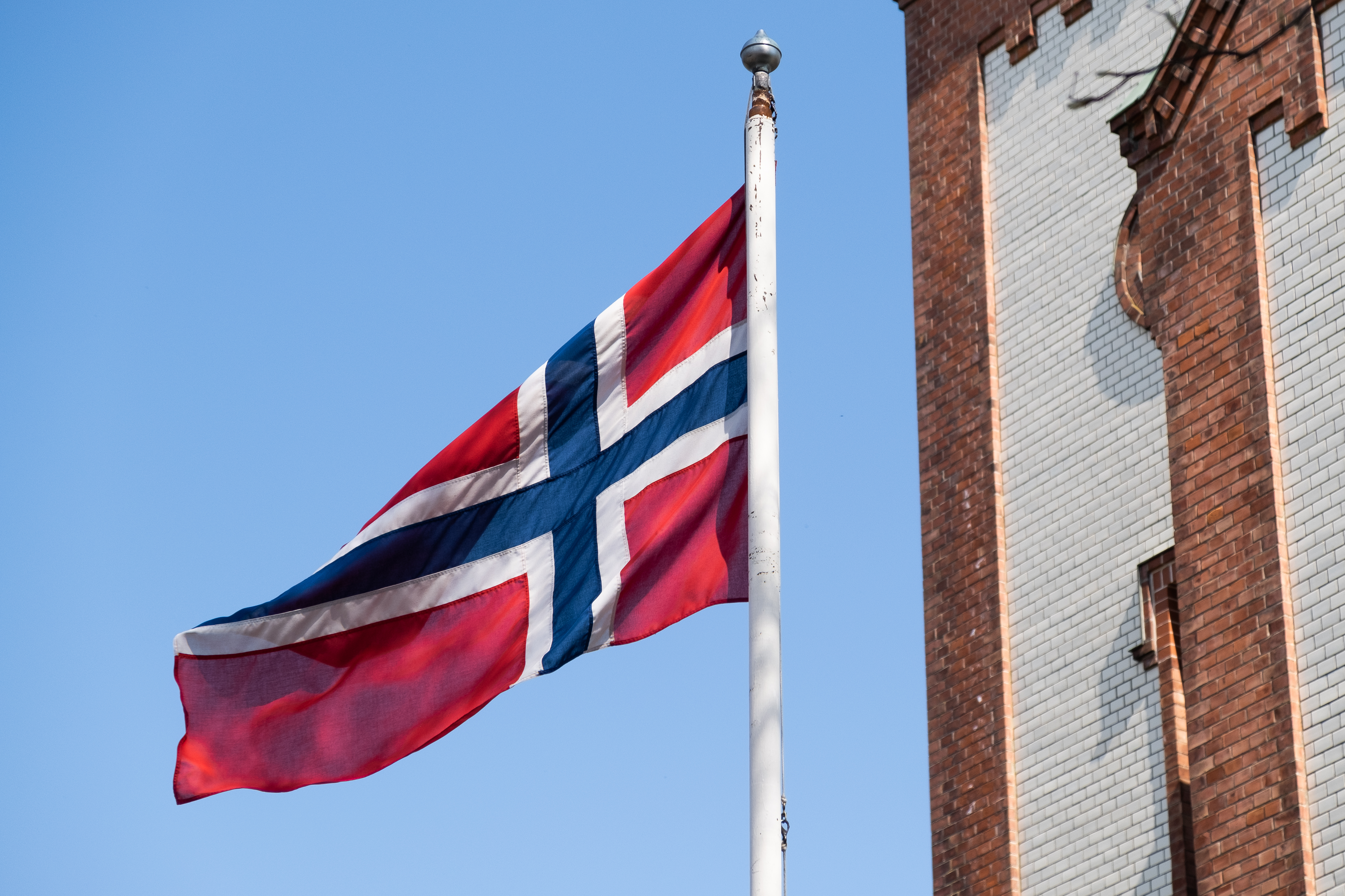 Bildet viser norsk flagg ved en kirke